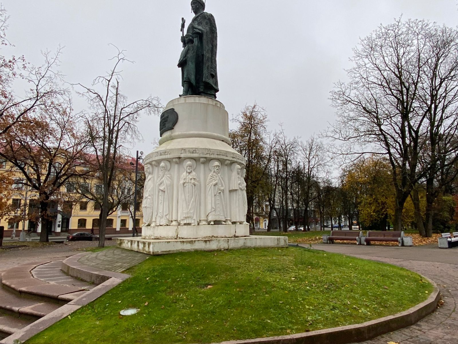 Памятник княгине Ольге и ее внуку Владимиру, Октябрьская площадь