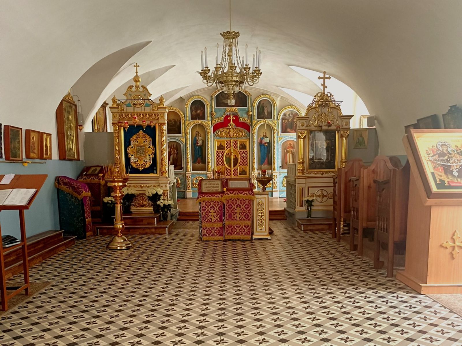 В храме