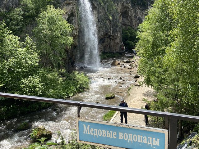 Экскурсия из Кисловодска: Медовые водопады, Кольцо-гора и термы — фото 2
