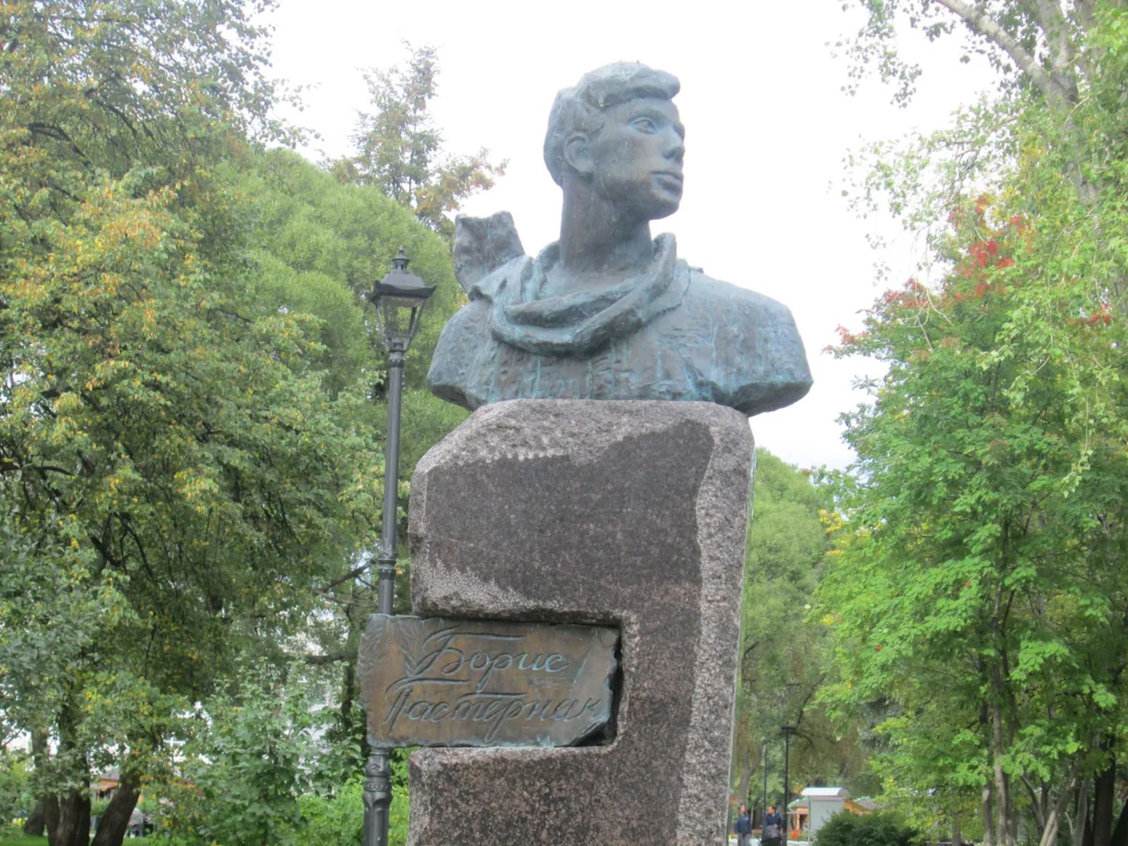 Памятник Б. Пастернаку в театральном сквере