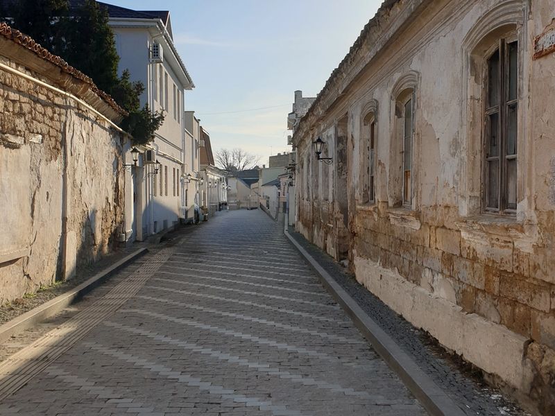 Старые колоритные улочки города, сохранившие средневековую планировку