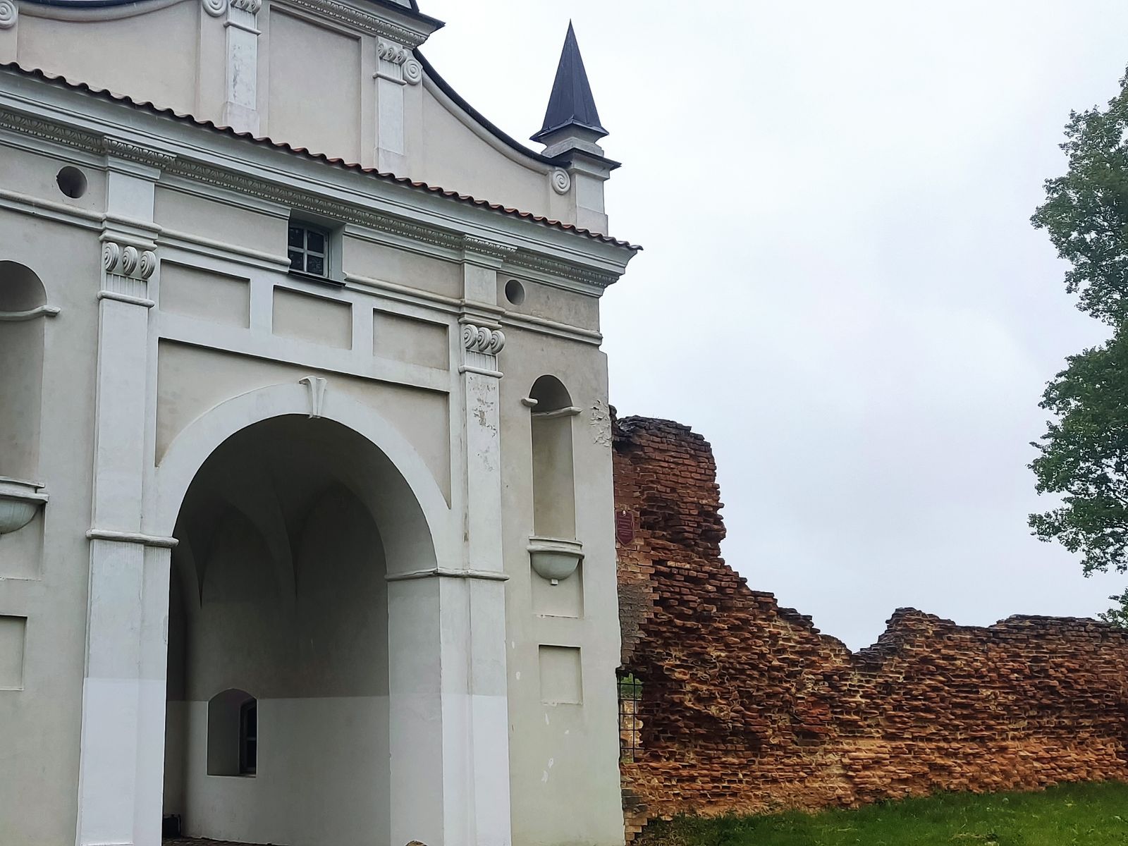 Картезианский монастырь - вид со стороны центральной брамы