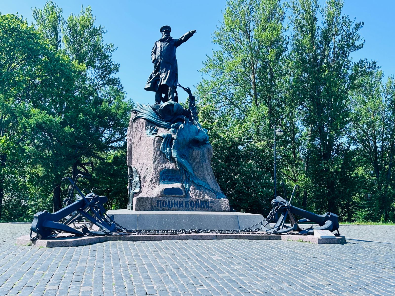 Памятник адмиралу С.О. Макарову в Кронштадте