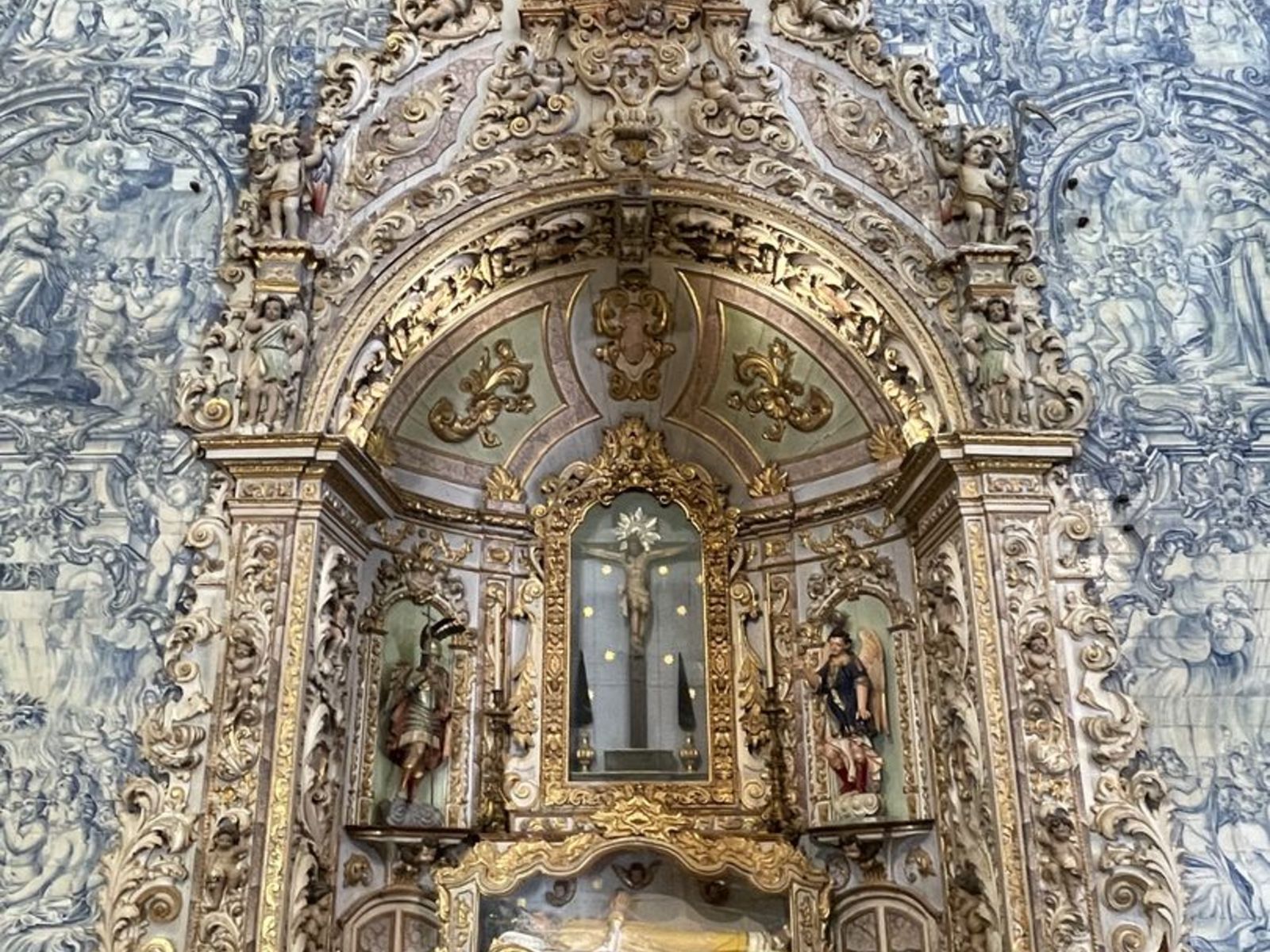 В храме