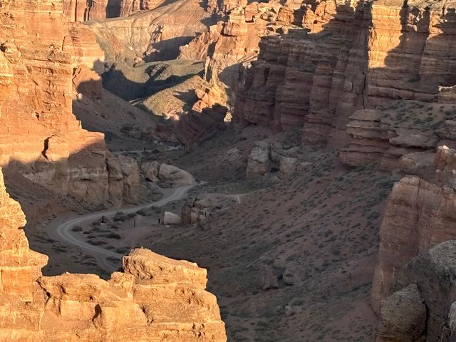 Экскурсия в Чарын (Долина замков), Лунный и Черный каньоны — фото 3