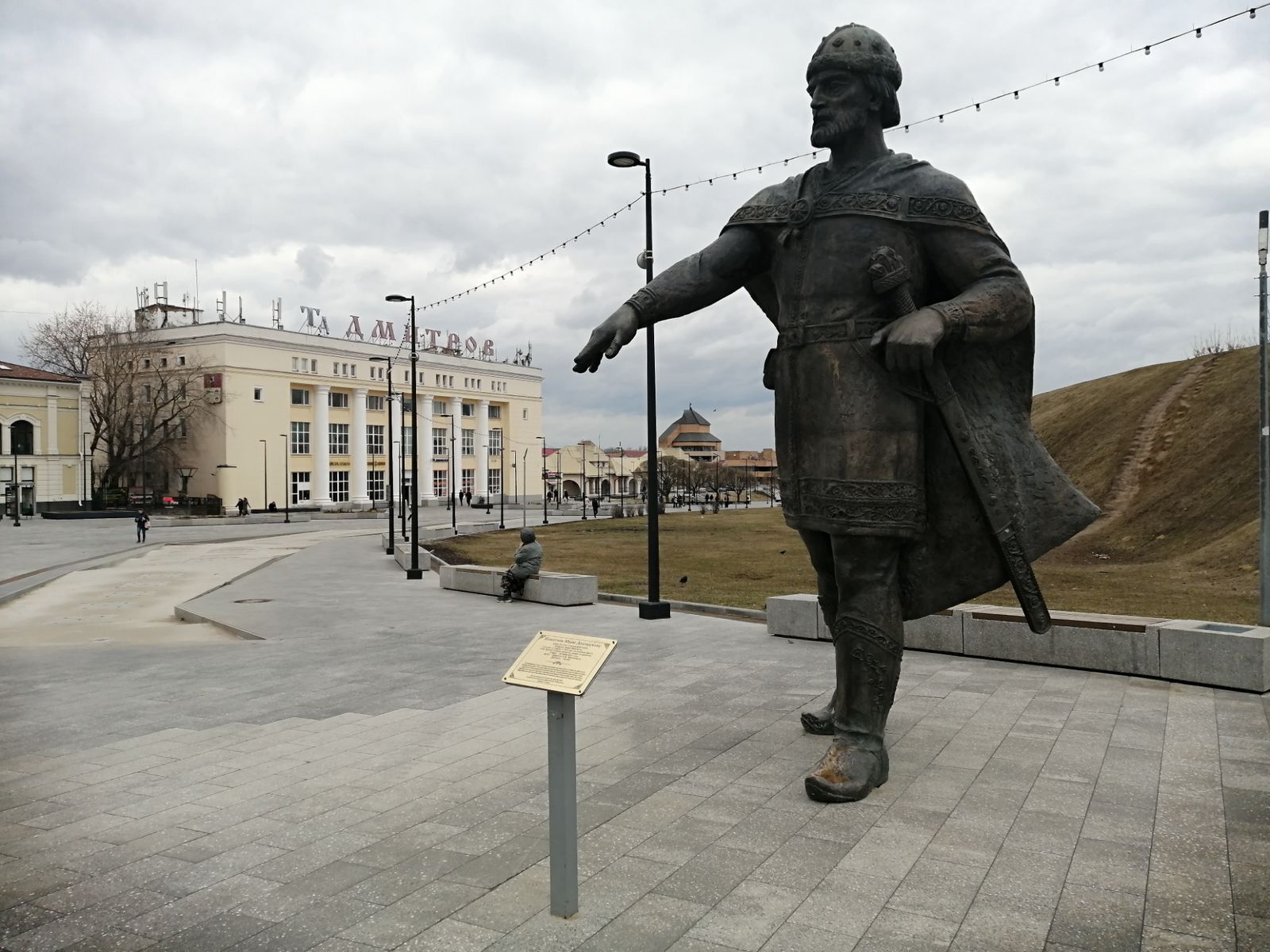 Памятник Юрию Долгорукому на Исторической площади Дмитрова 