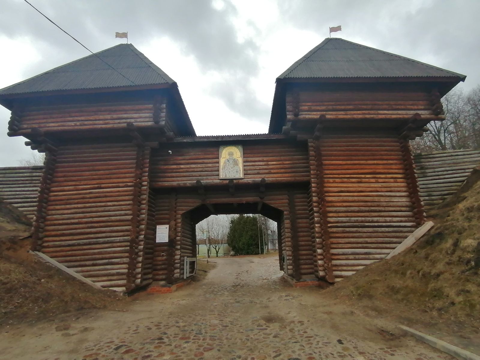 Никольские ворота Дмитровского кремля