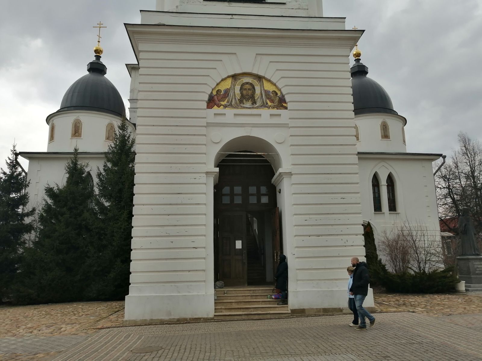 Вход в Успенский собор Дмитровского кремля