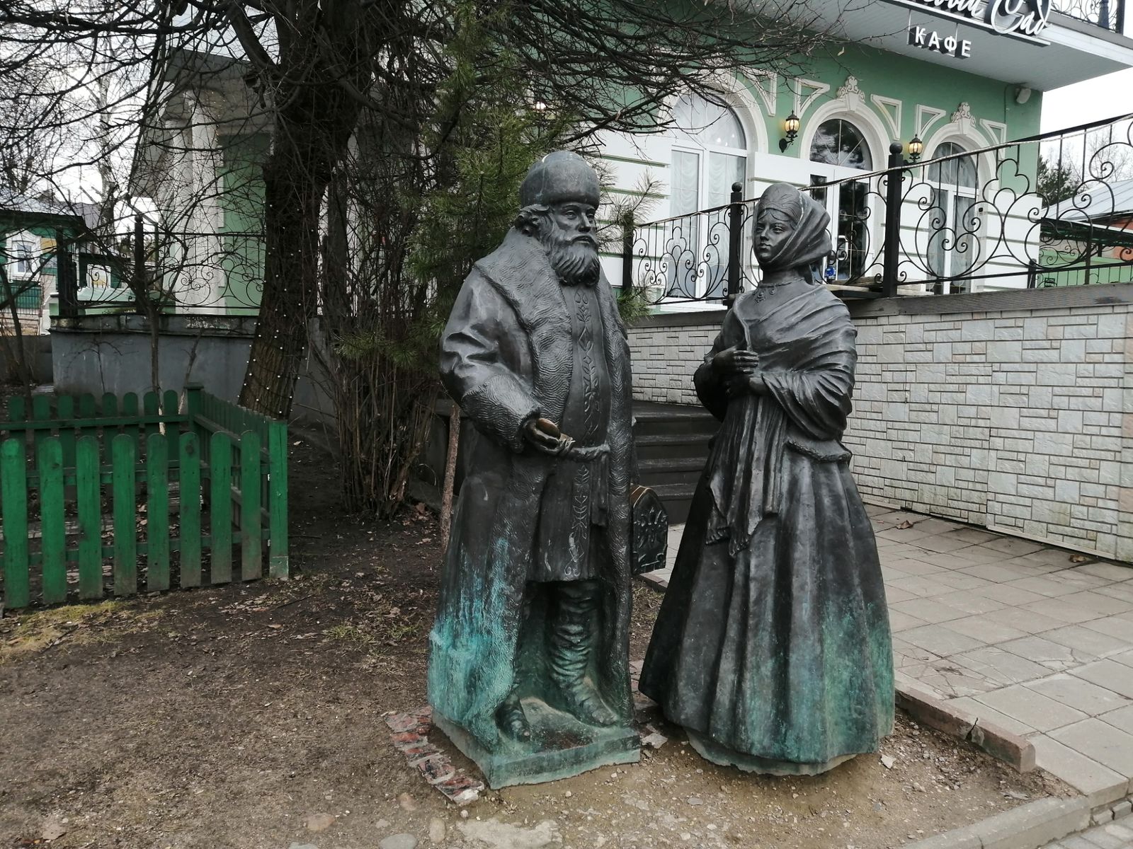 Скульптурная группа "Горожане Дмитрова" на улице Кропоткина