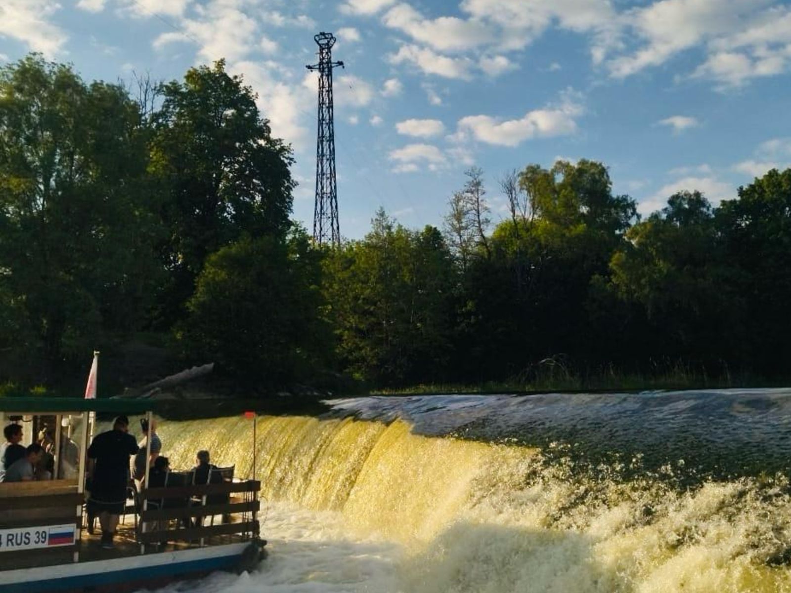 У водопада