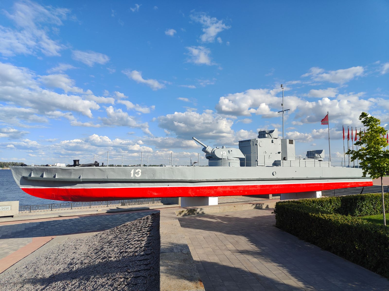 Катер БК-13 на нижней террасе Центральной набережной