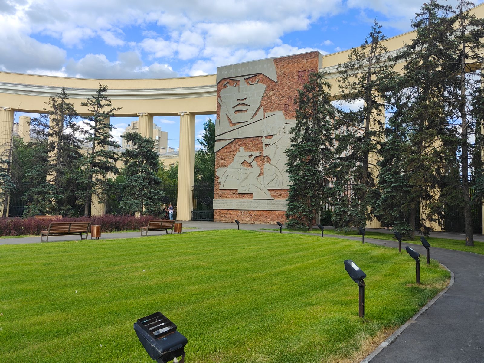 Мемориальная стена Дома Павлова (со стороны площади Ленина)
