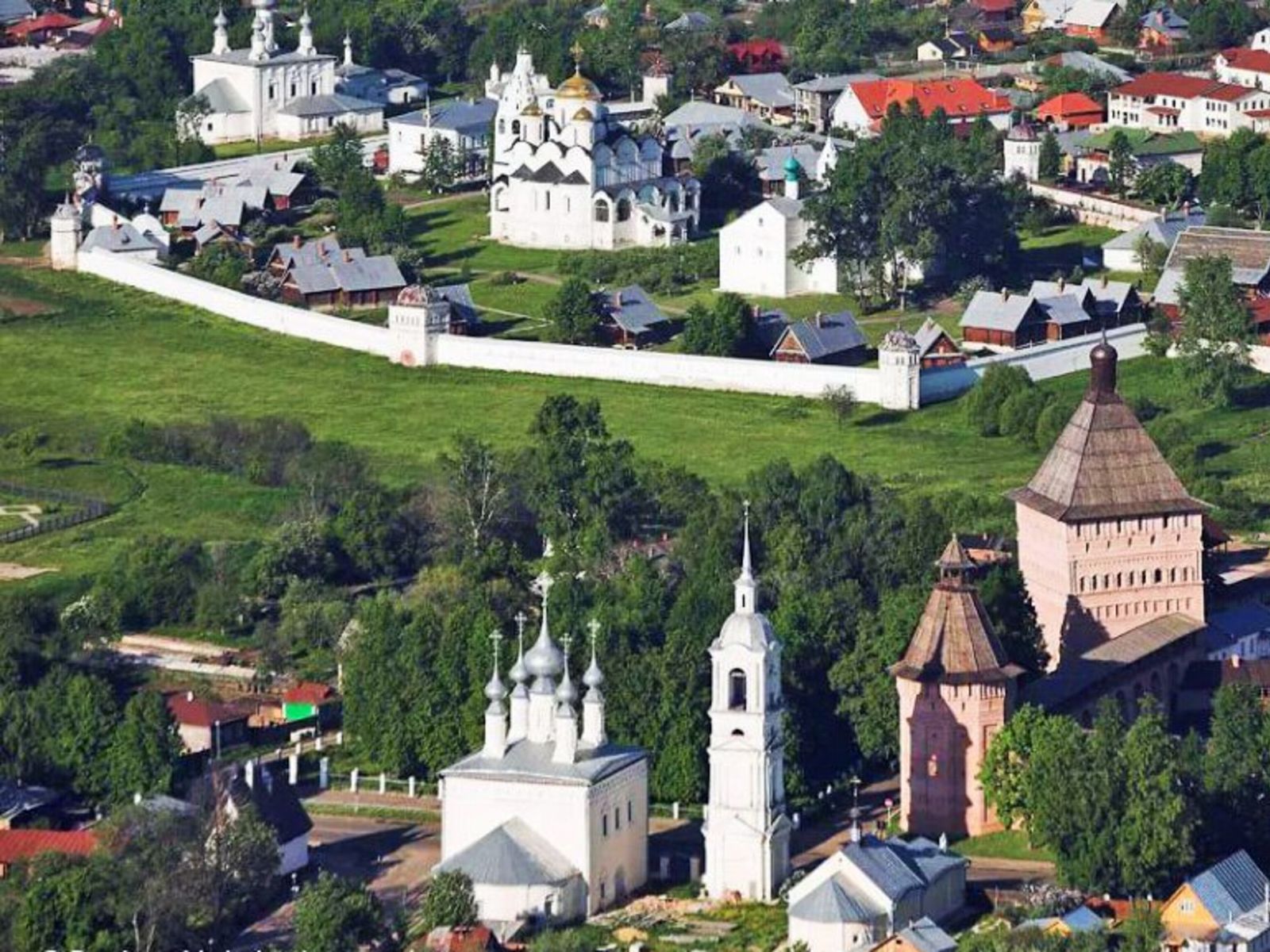 Там, где девушки пускали венки по реке в праздник Ивана Купалы, вознеслись христианские обители