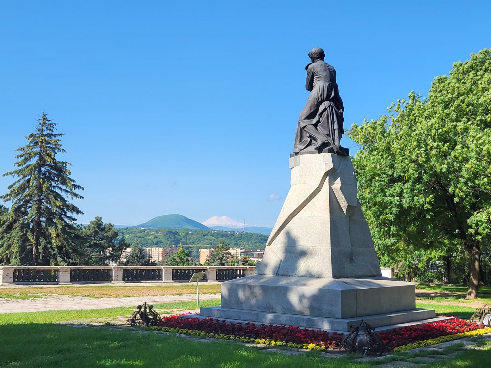 Памятник Лермонтову