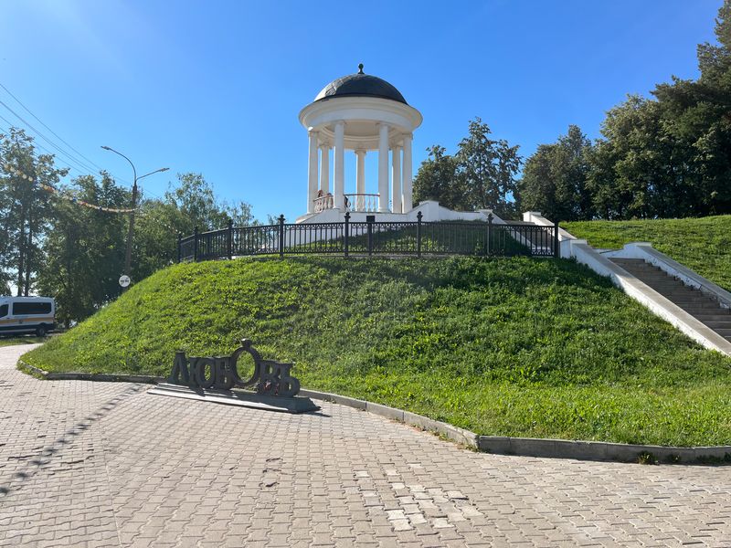 Групповая интерактивная экскурсия по Костроме с Марьей Кудесницей - групповая экскурсия в Костроме пешком длительностью 2 часа с количеством участников до 19 человек цена экскурсии 1600₽