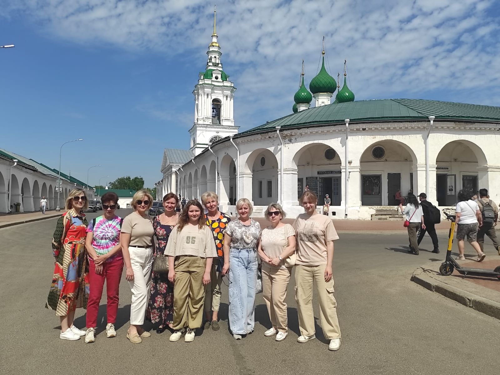 На фоне Красных и Пряничных рядов Костромы
