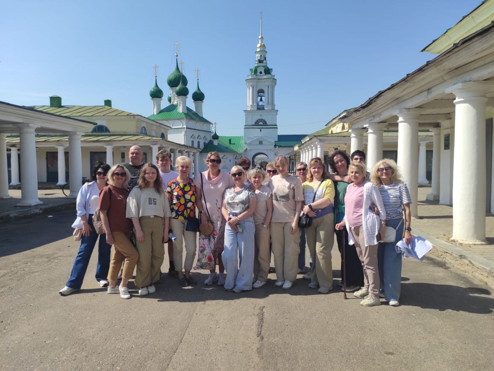 В Мелочных рядах на фоне храма Спаса-в-Рядах