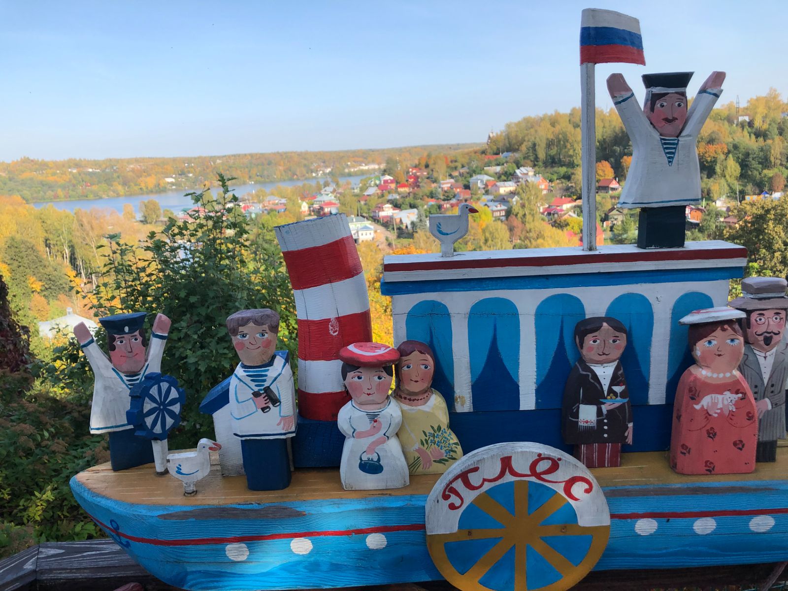 Примерно на таком судне впервые прибыл в Плес Левитан 