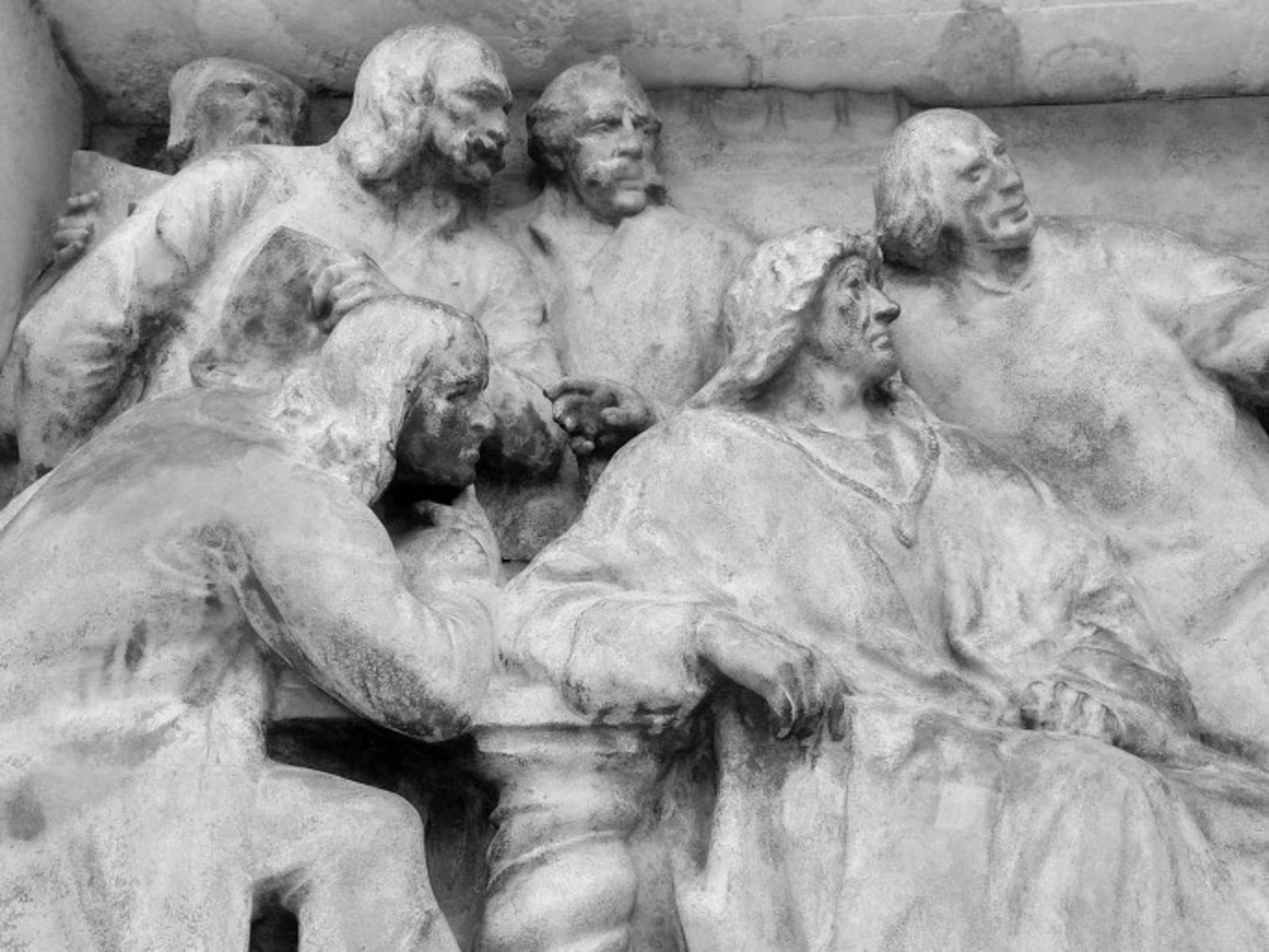 Барельеф с двумя, как выяснилось, историями 