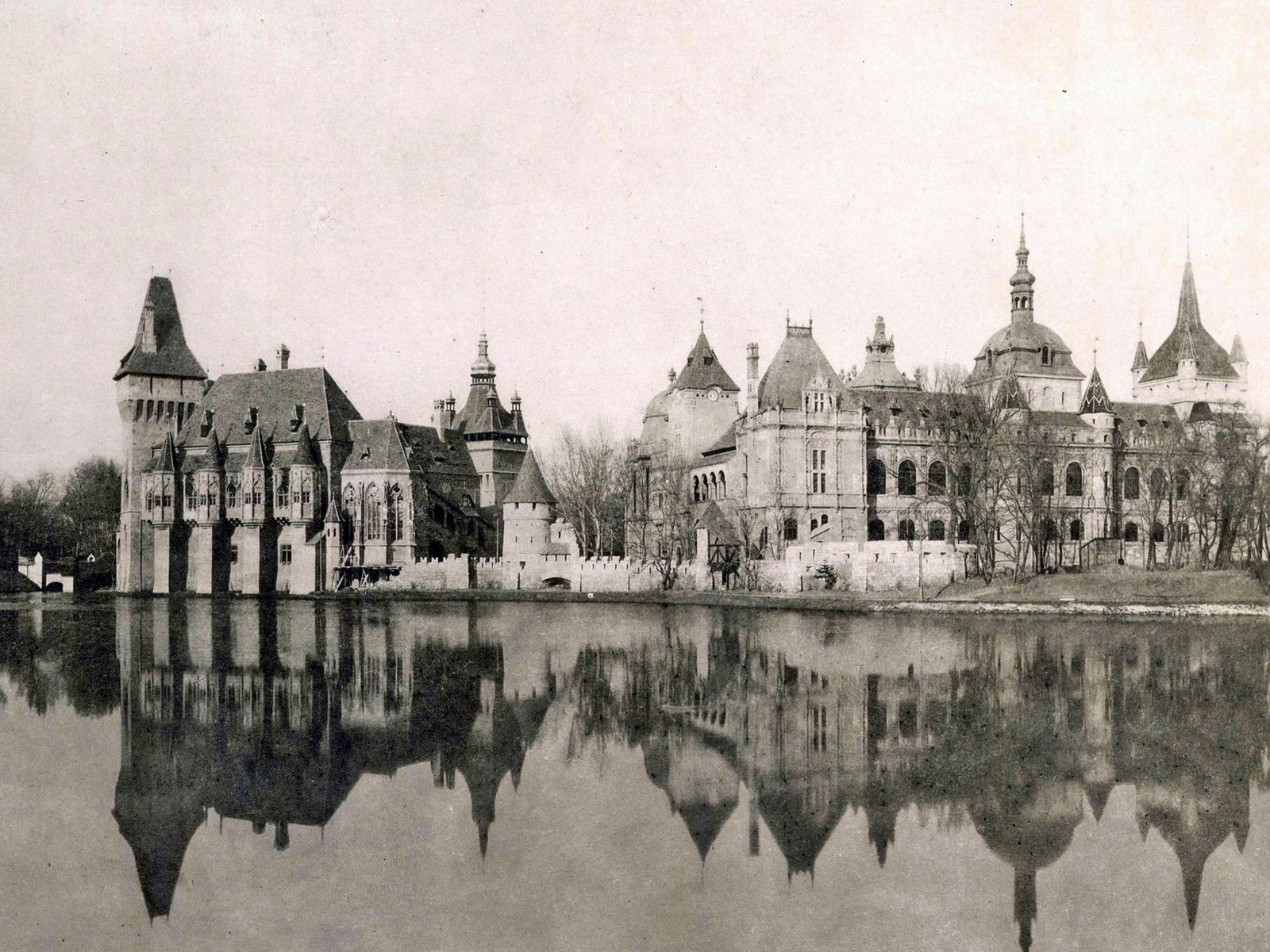 Так выглядел замок Вайдахуняд в 1896 году. А сейчас?