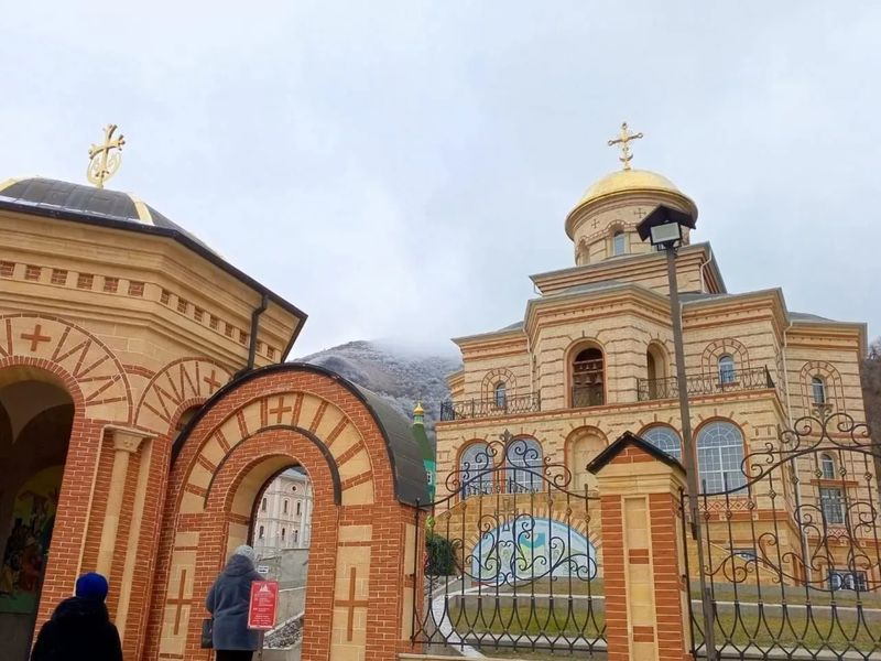 Групповая паломническая экскурсия из Пятигорска в два монастыря - групповая экскурсия в Пятигорске на автобусе длительностью 4.5 часа с количеством участников более 20 человек цена экскурсии 1600₽