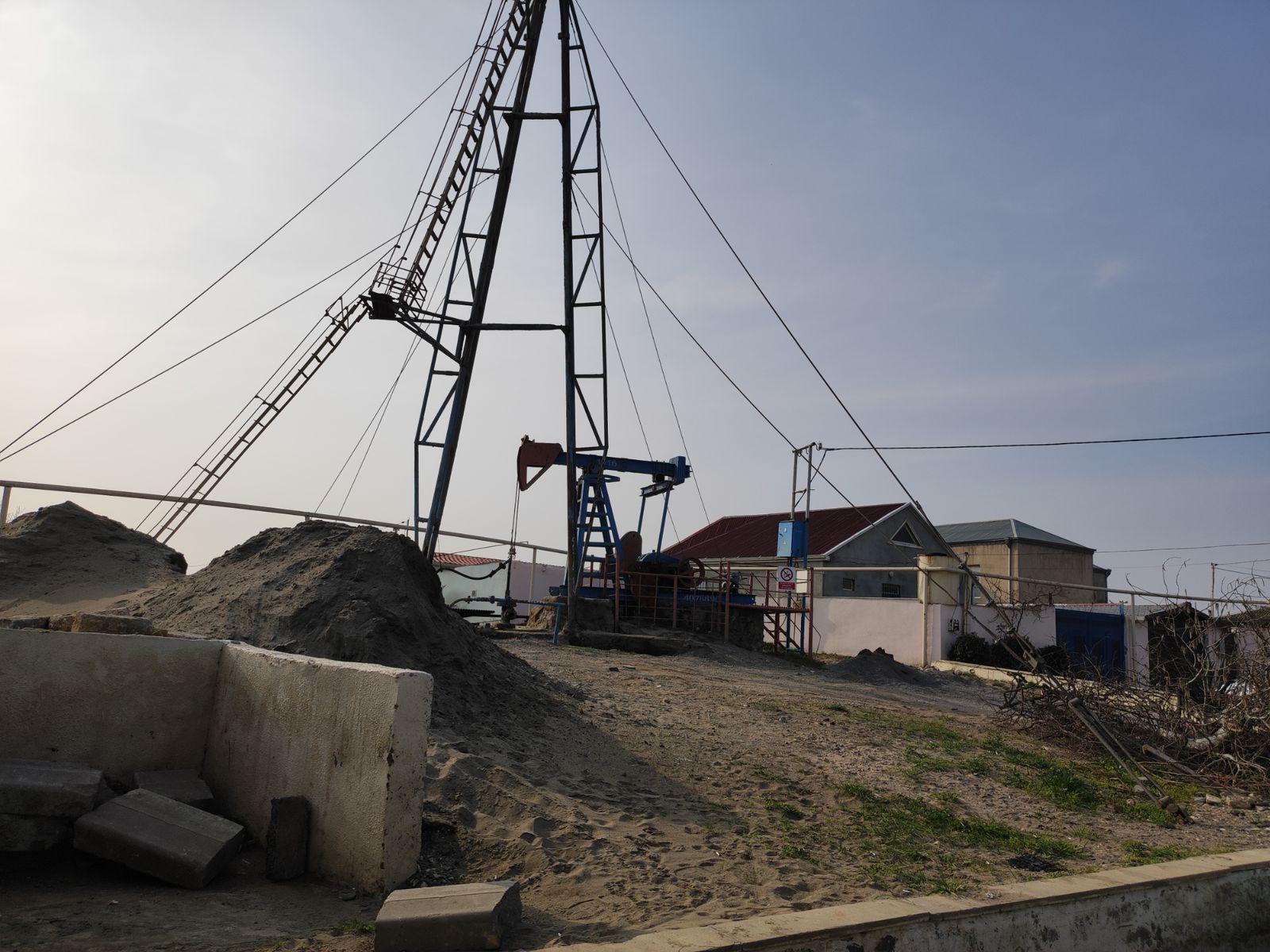 Добыча нефти в поселке