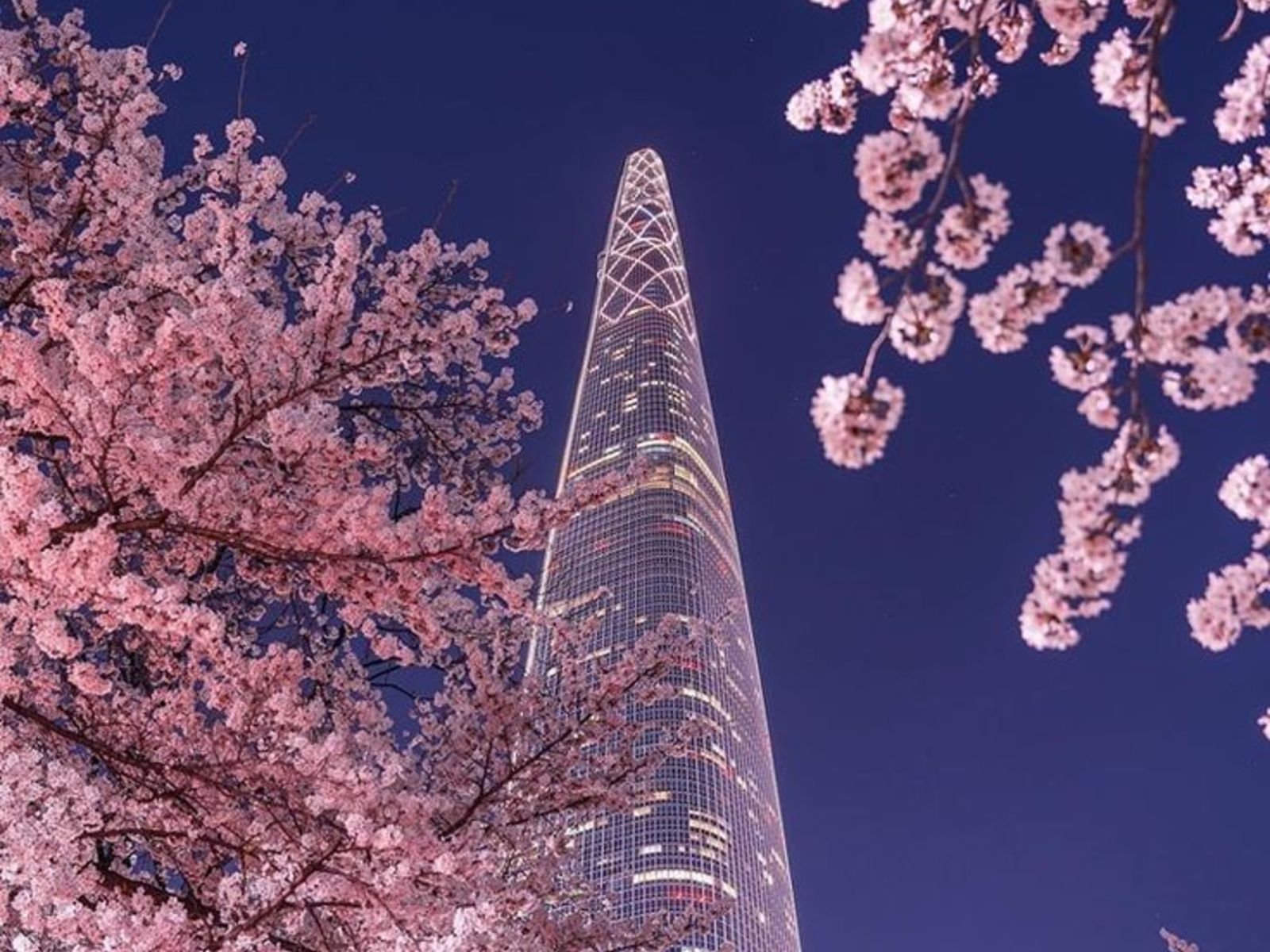 Lotte World Tower — самая высокая башня Южной Кореи и одна из самых впечатляющих в мире. Символ современного Сеула с панорамным видом и атмосферой большого города в любое время года.
Lotte World Tower — это самое высокое здание в Южной Корее и пятое по высоте в мире (на момент открытия в 2017 году). Его высота — 555 метров, 123 этажа.