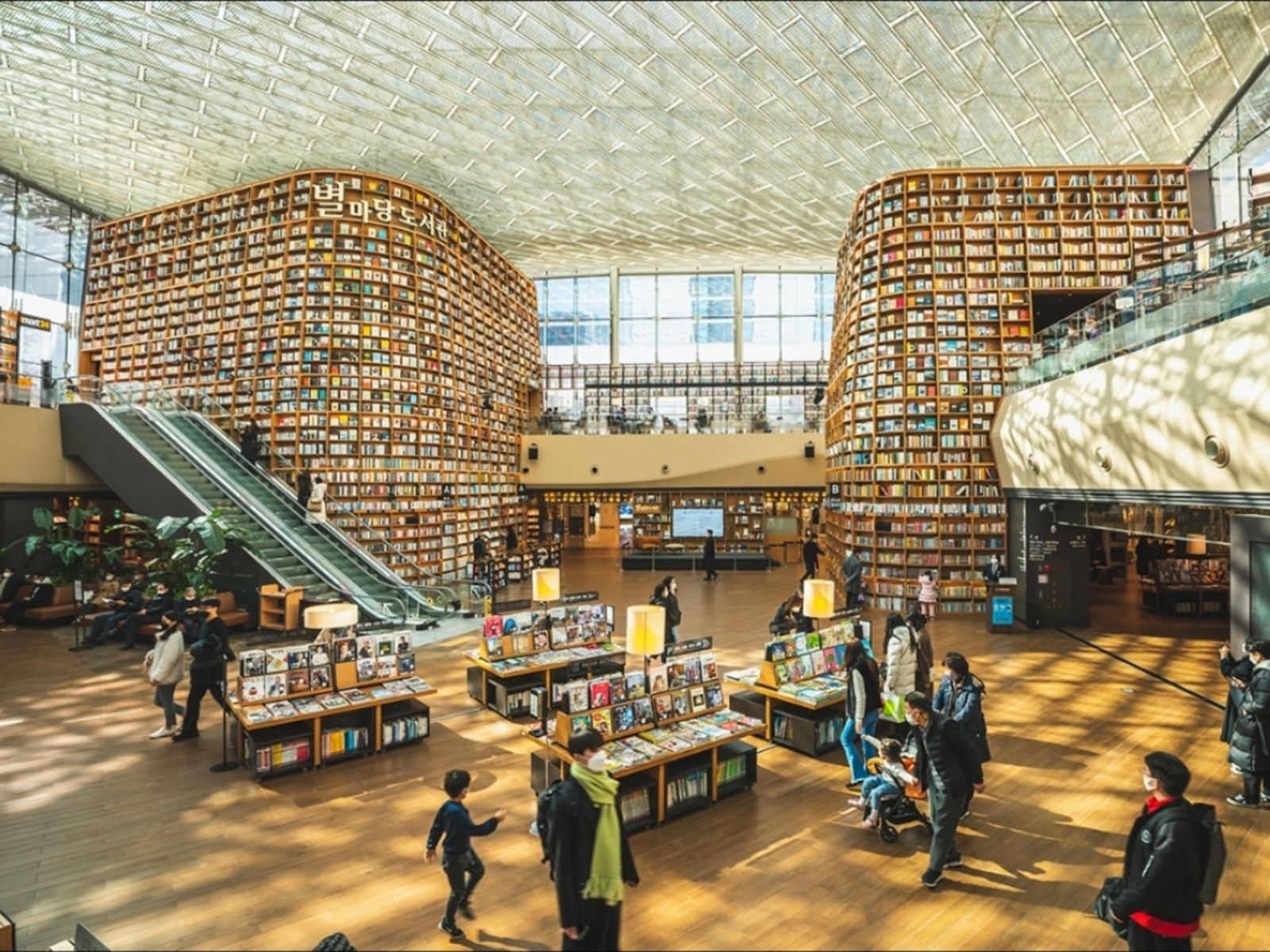 COEX и библиотека Starfield

Современный интерьер с книжными башнями под потолок, библиотека Starfield — одна из самых узнаваемых и «инстаграмных» точек маршрута .
