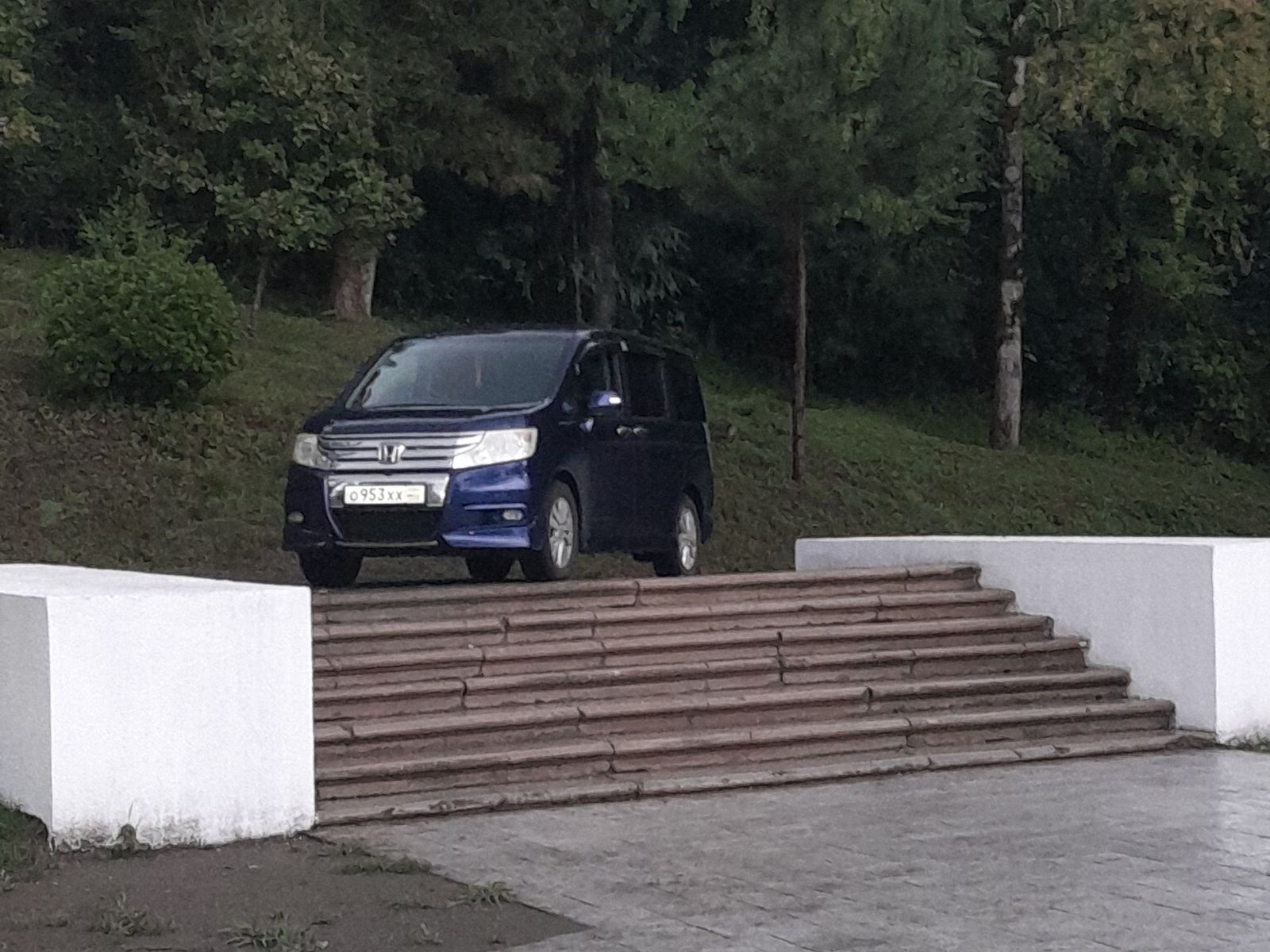 Минивэн марки Honda stepwagn вместимость до 7 пассажиров