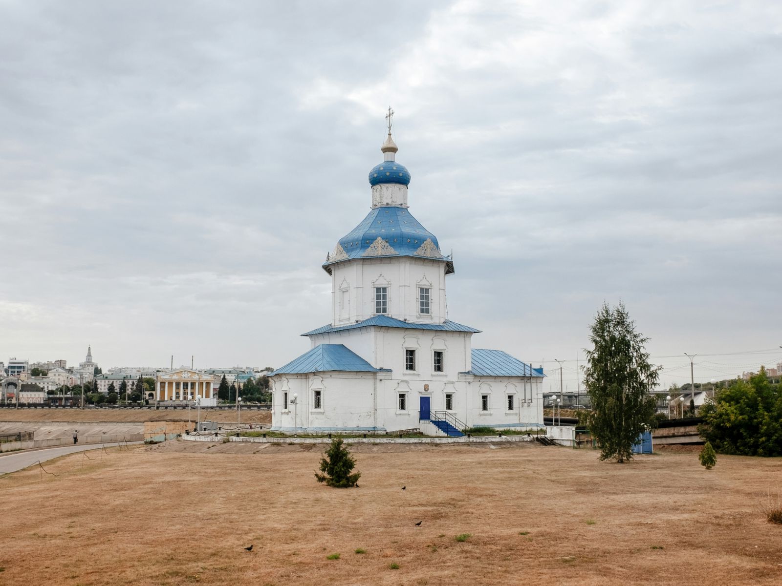 Церквоь на искусственном островке. Церковь Успения Божией Матери.