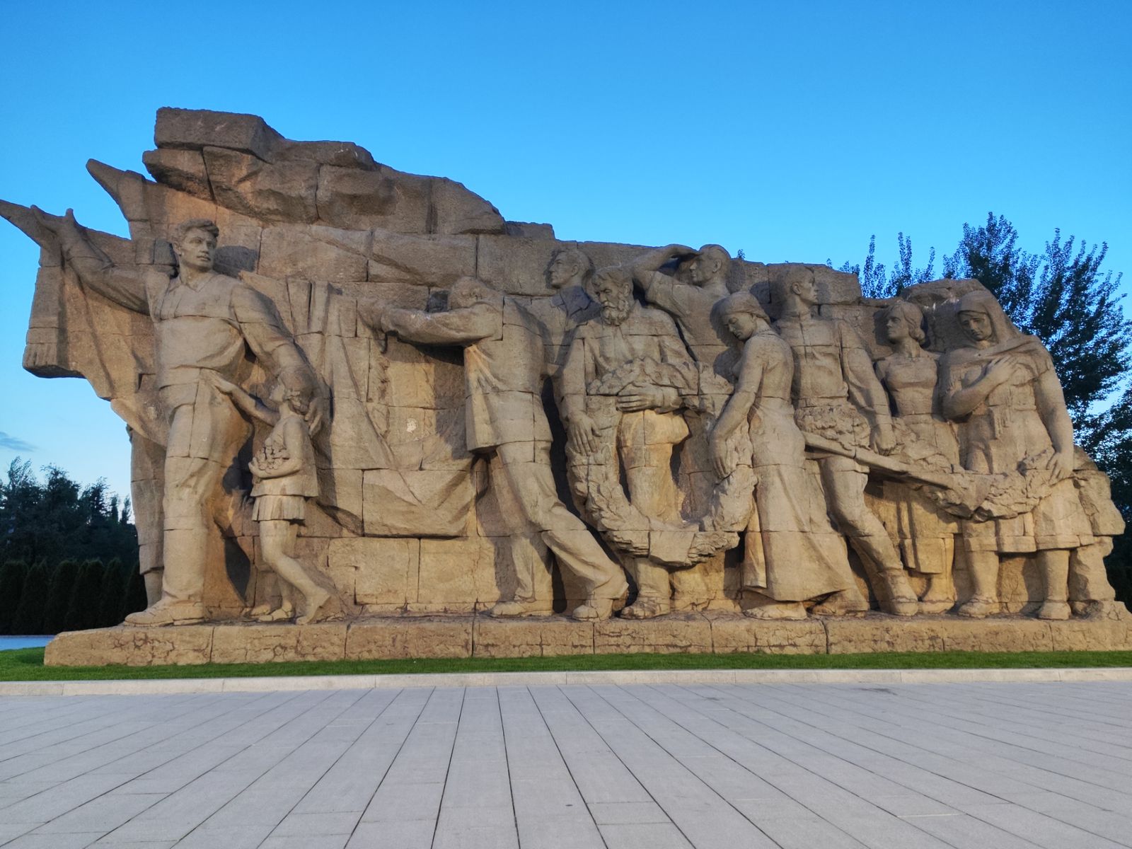Горельеф "Память поколений"