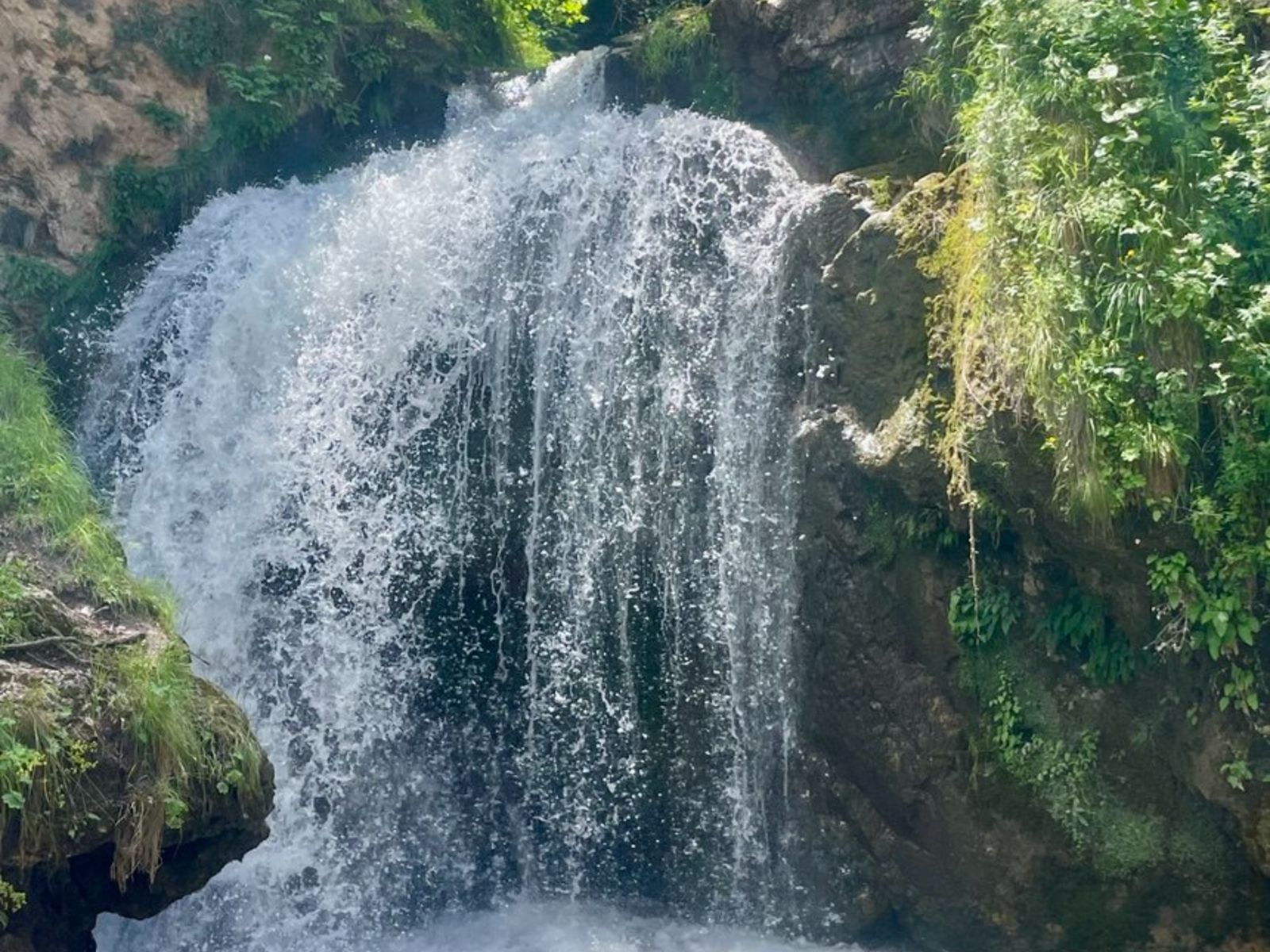 У водопада