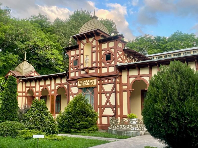 Обзорная экскурсия из Кисловодска по трём курортам КавМинВод - индивидуальная экскурсия в Кисловодске на машине гида длительностью 9 часов с количеством участников до 4 человек со скидкой 10% цена экскурсии 14940₽