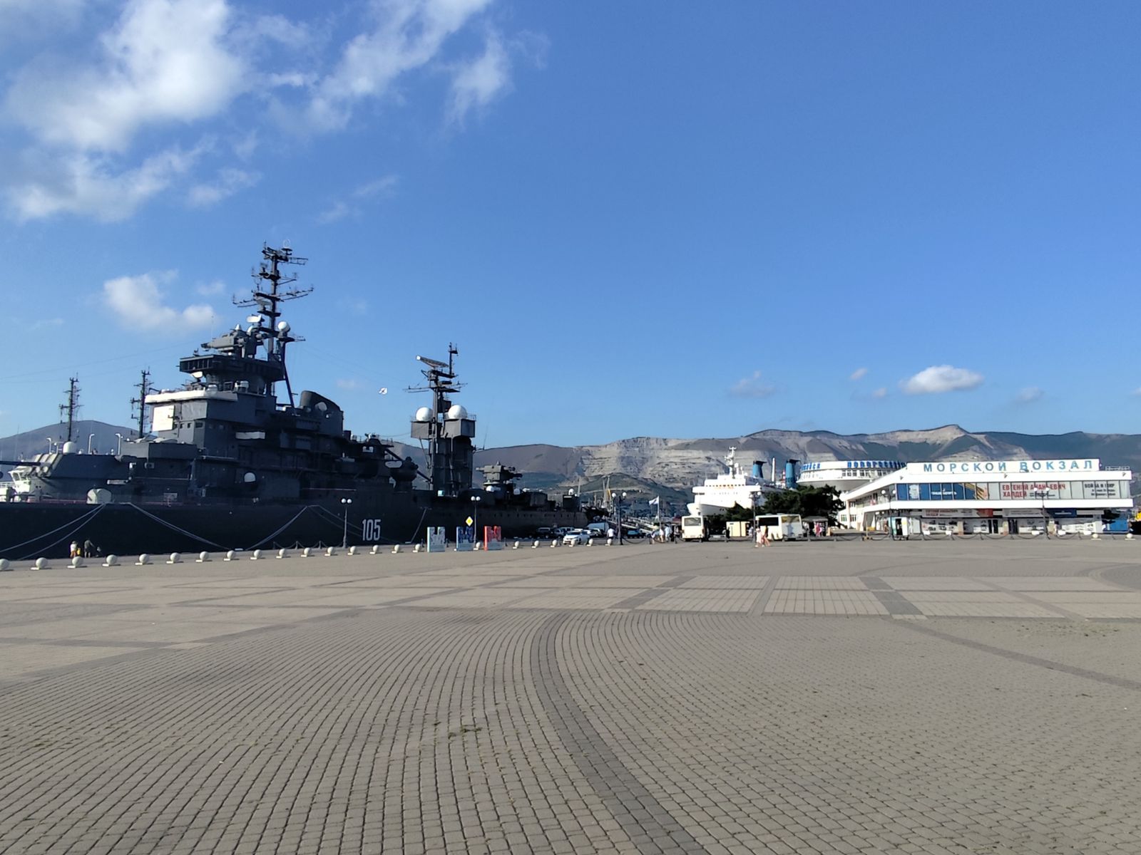 Площадь морского вокзала - сердце новороссийской набережной