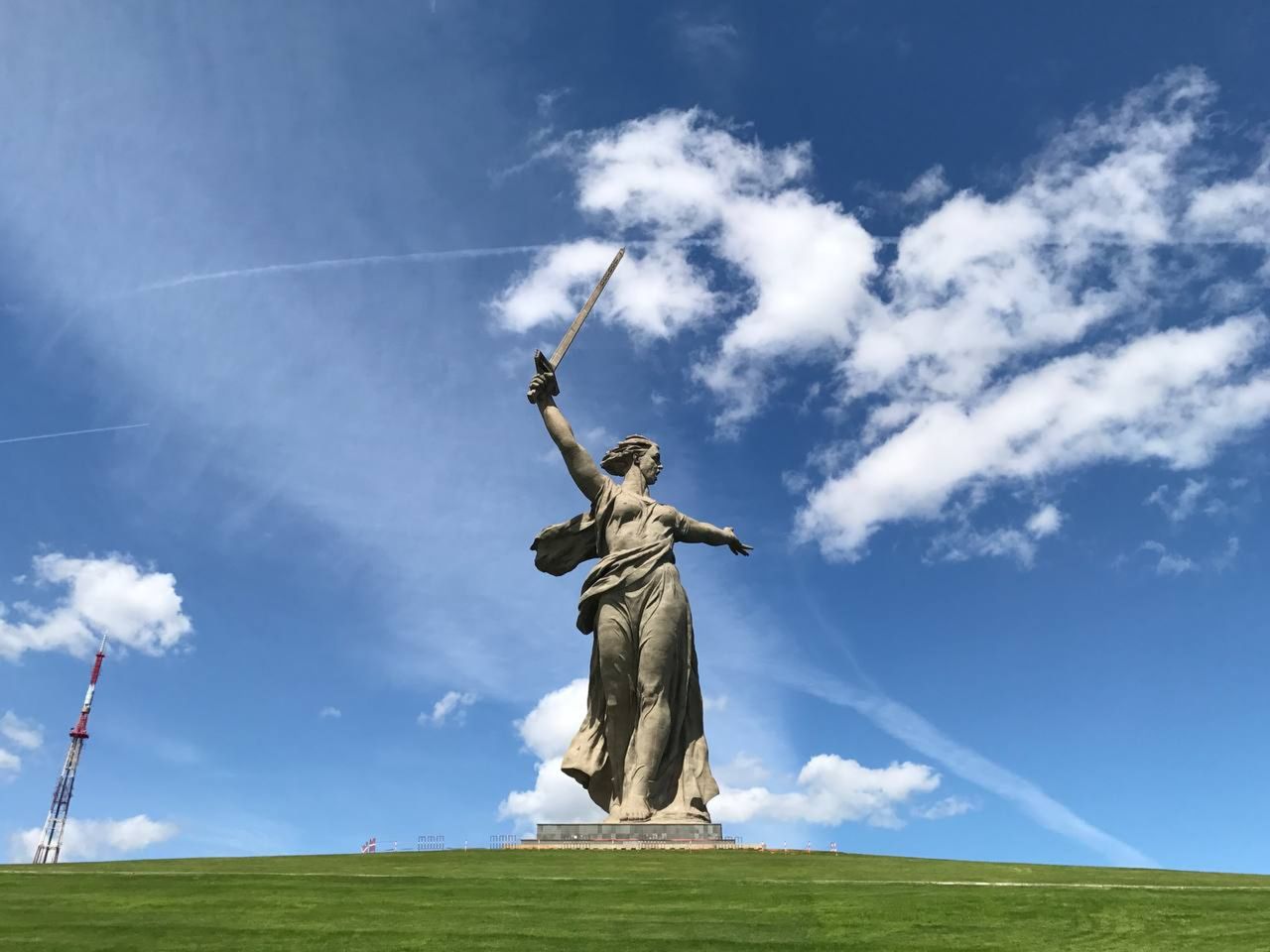 Групповая экскурсия "Город-герой Волгоград и Мамаев курган" - групповая экскурсия в Волгограде длительностью 4 часа с количеством участников более 20 человек цена экскурсии 2500₽