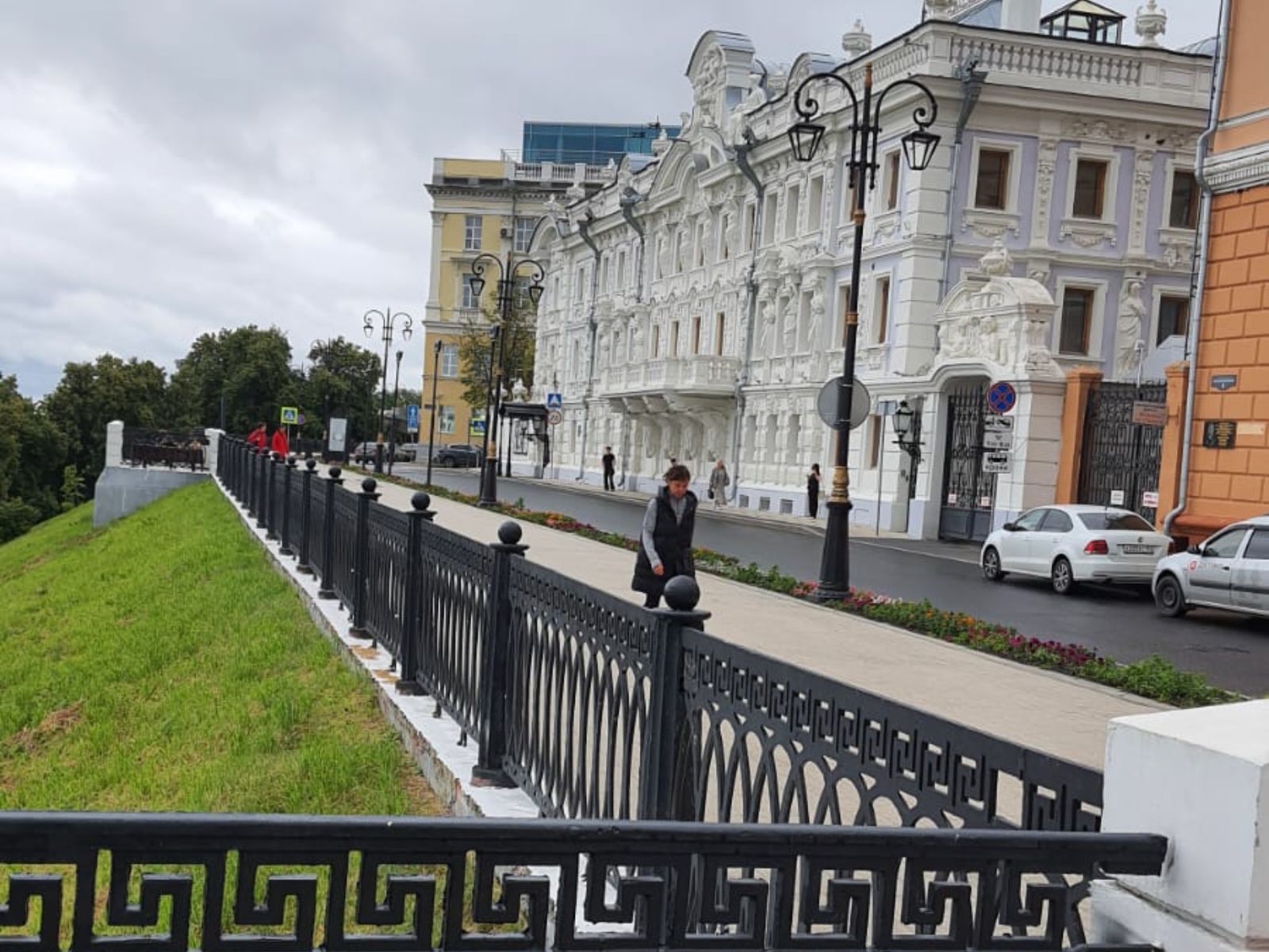 На набережной