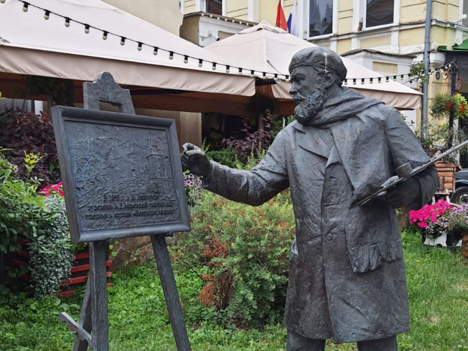 Памятник на улице