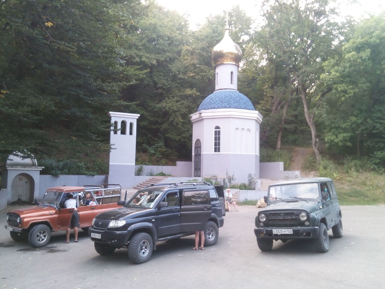Групповая поездка из Анапы на внедорожниках: горы, леса и реки - групповая экскурсия в Анапе на машине гида длительностью 5 часов с количеством участников до 9 человек со скидкой 10% цена экскурсии 2520₽