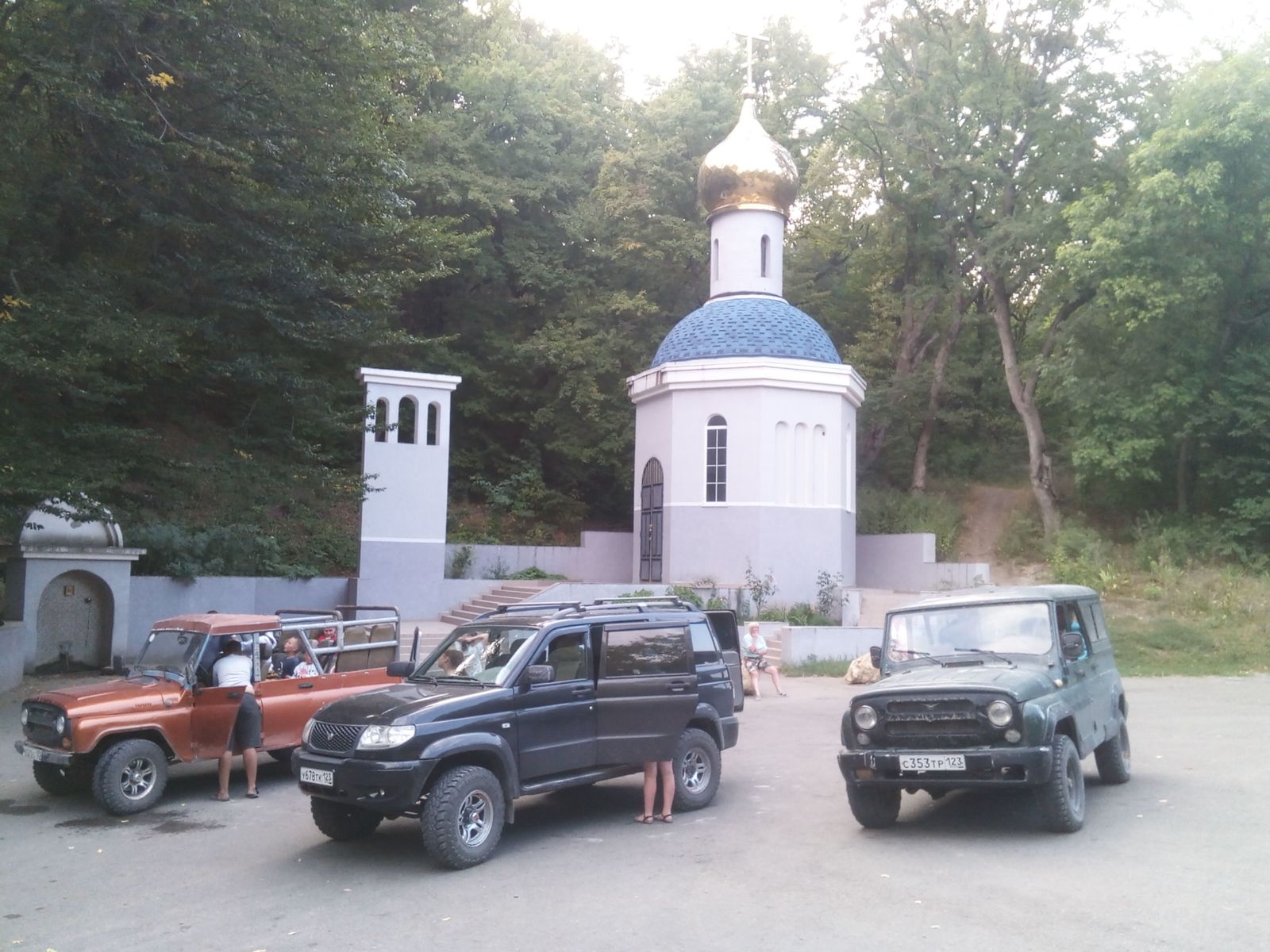 Джипы у храма