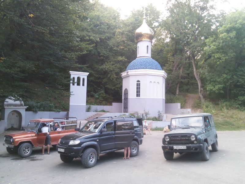 Групповая поездка из Анапы на внедорожниках: горы, леса и реки - групповая экскурсия в Анапе на машине гида длительностью 5 часов с количеством участников до 9 человек цена экскурсии 2500₽