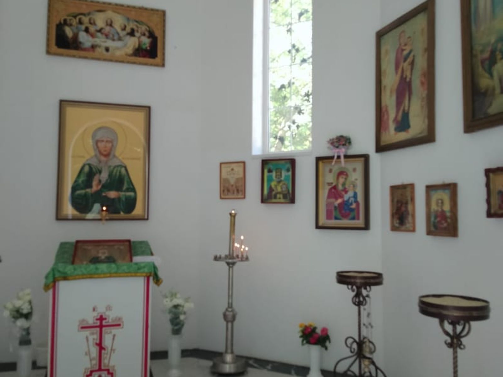 В храме