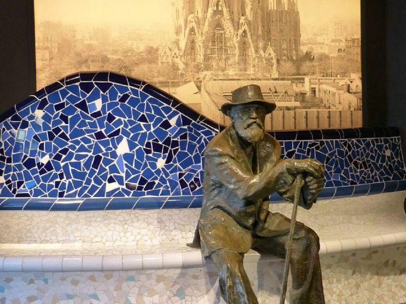 Тематическая экскурсия в Барселоне "Удивительный мир Гауди" - индивидуальная экскурсия в Барселоне на машине гида длительностью 4 часа с количеством участников до 2 человек цена экскурсии 250€