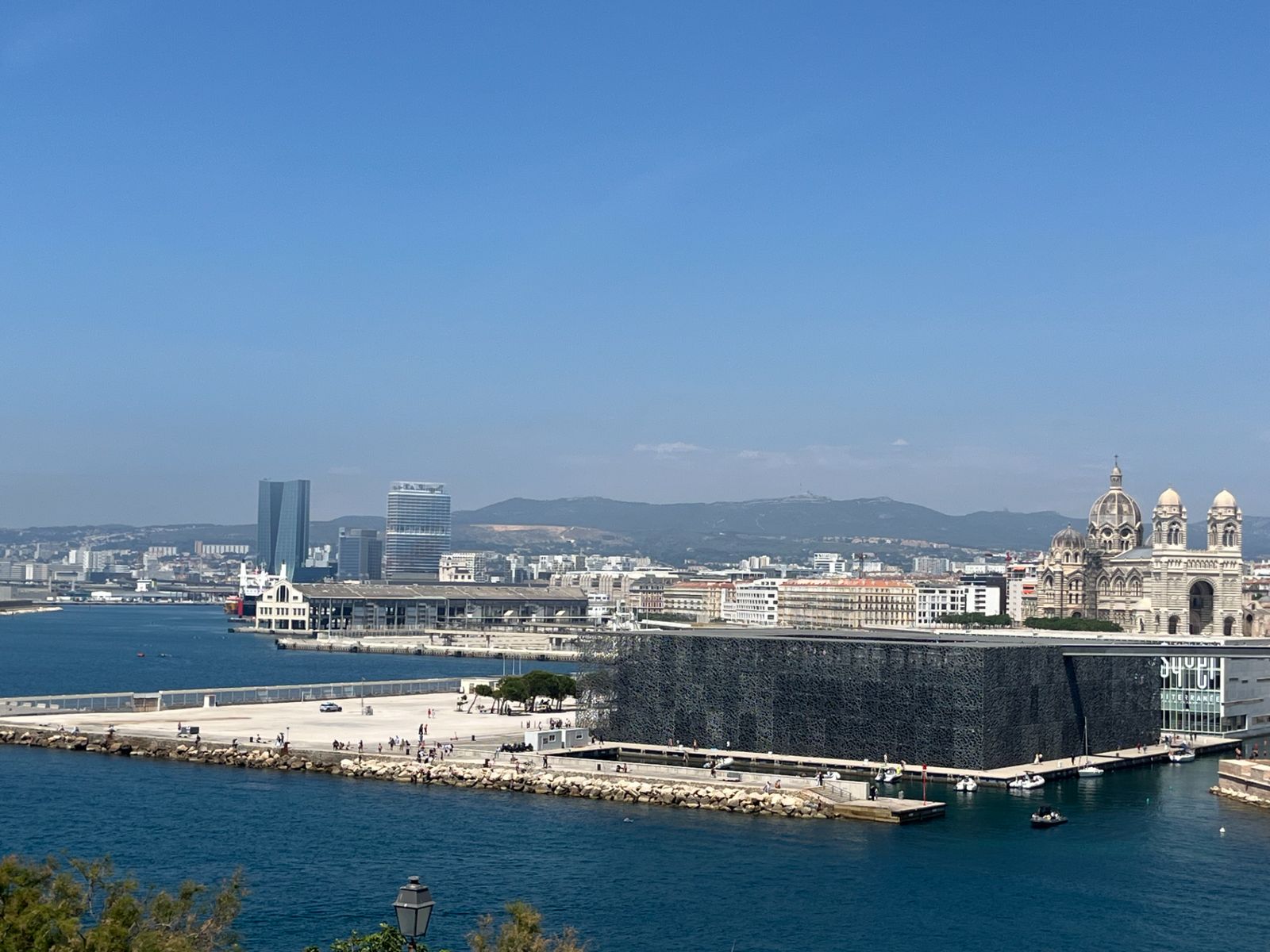 Панорама города с моря: грот Каскер, собор Ля Мажор, Башня CMA CGM 