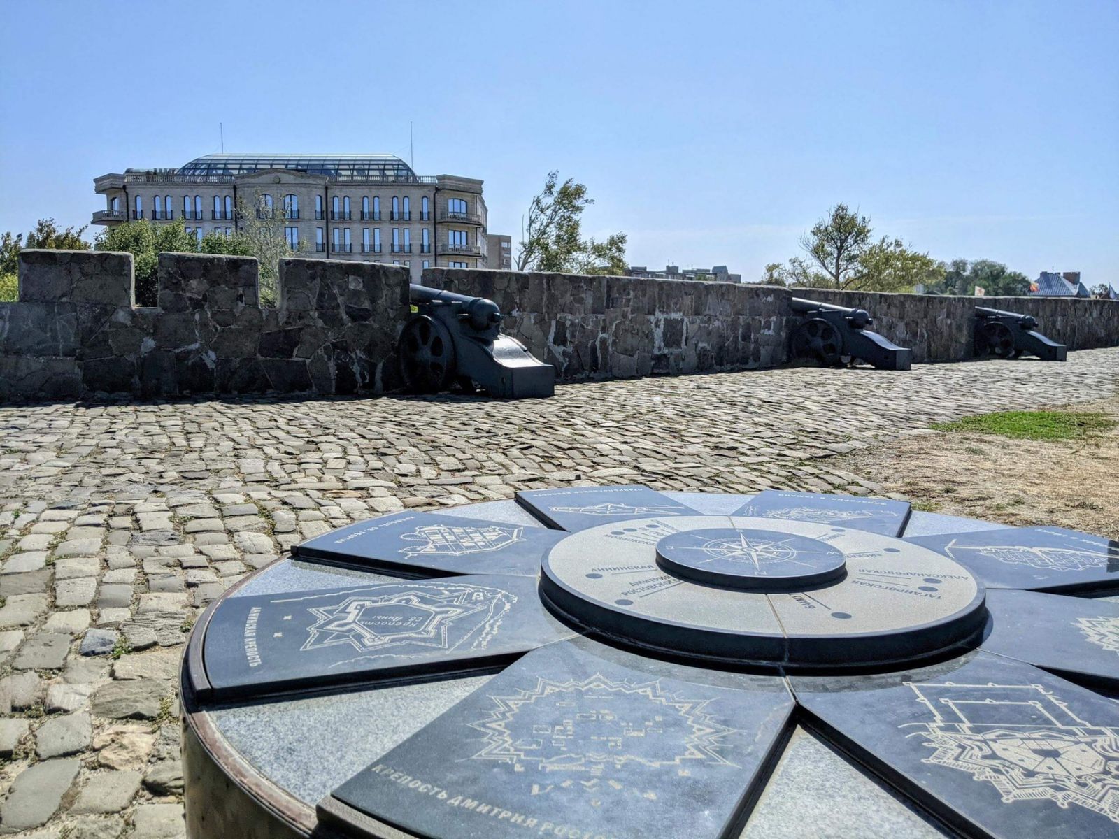 Компас-розетта на бастионе крепости