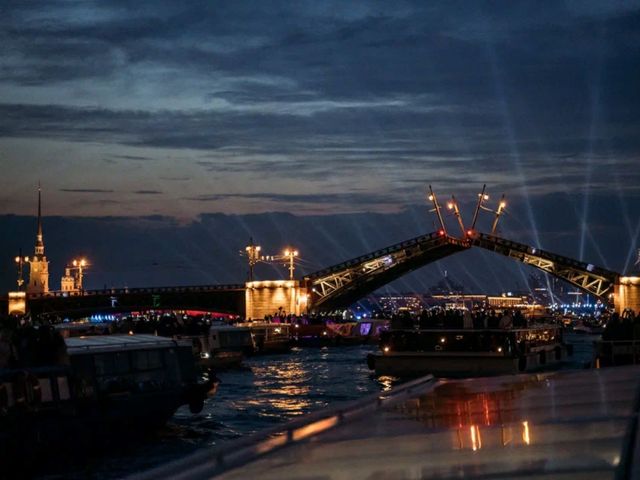 Групповая прогулка в СПб "Три разводных моста с борта теплохода"