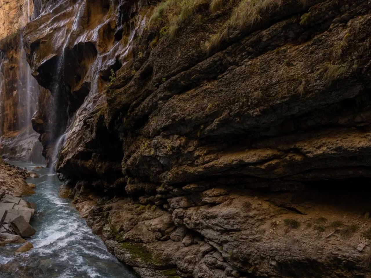 Групповая экскурсия на Чегемские водопады и в термальный комплекс - групповая экскурсия в Пятигорске на автобусе длительностью 8 часов с количеством участников более 20 человек цена экскурсии 2700₽