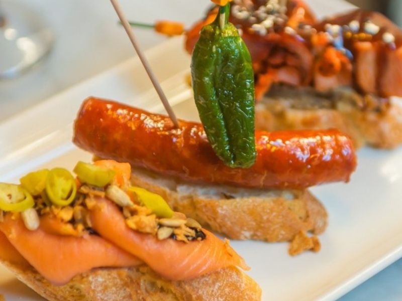 Индивидуальная экскурсия "Вкусная Барселона с перчинкой" - индивидуальная экскурсия в Барселоне пешком длительностью 4 часа с количеством участников до 2 человек цена экскурсии 250€