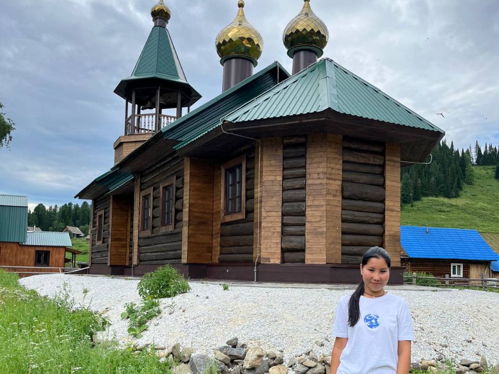 У храма