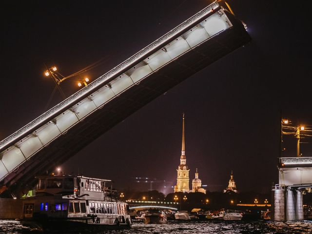 Групповая экскурсия в Петербурге "Ночная Нева и разводные мосты"
