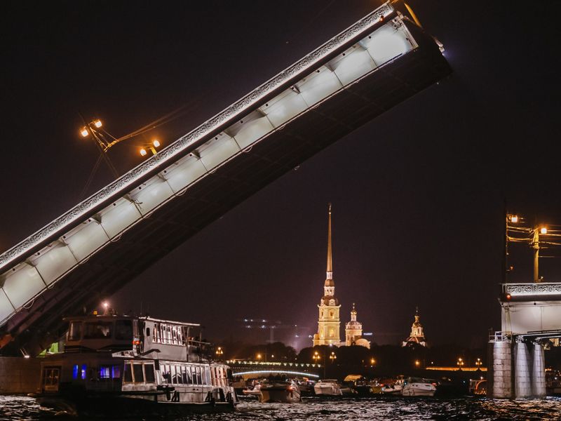Групповая экскурсия в Петербурге "Ночная Нева и разводные мосты" - групповая экскурсия в Санкт-Петербурге длительностью 2.5 часа с количеством участников более 20 человек цена экскурсии 2850₽